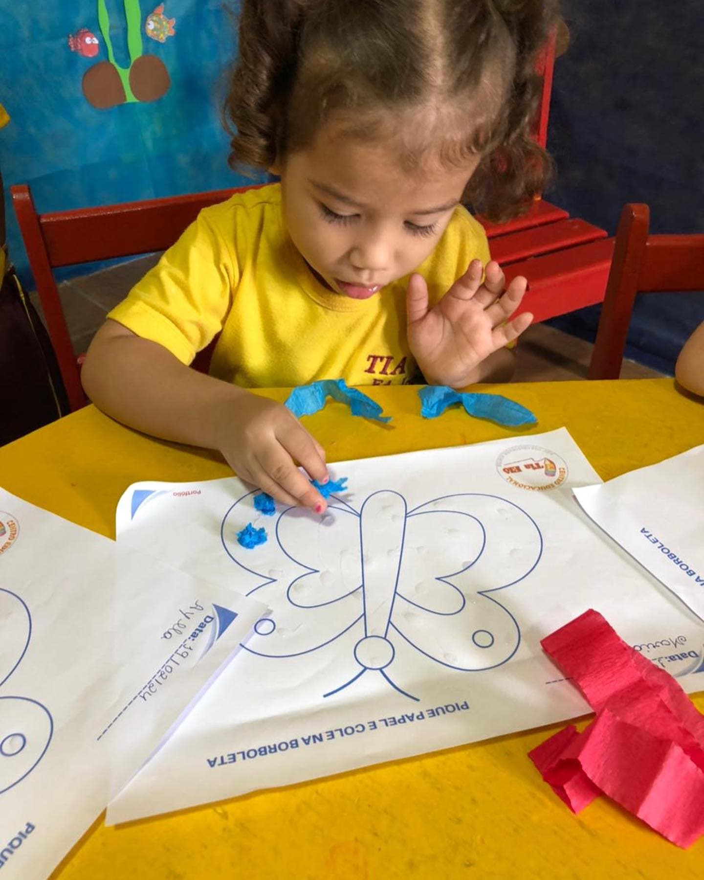 Crianças em atividade no Centro Educacional Tia Elô